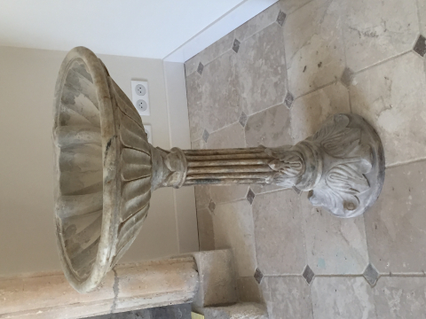 
															Benitier sur pied en bronze
														