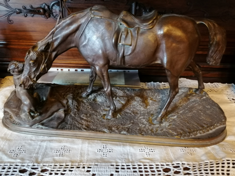 
															Cheval avec un chien
														