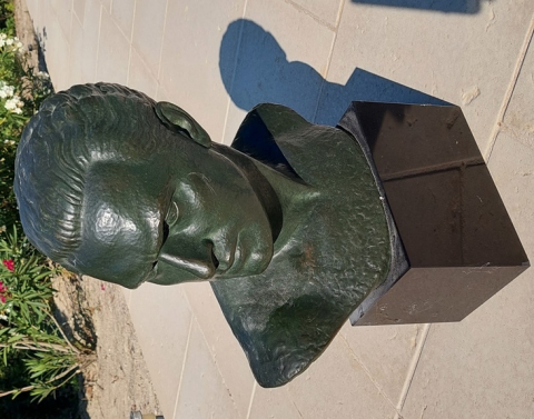 
															Buste en Bronze Jean Mermoz
														