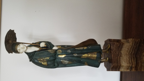 
															Bronze chryselephantine
														