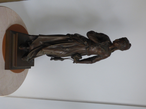 
															bronze femme avec petit sac signé Gaudez
														