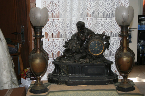 
															pendule + chandelier + piece
														