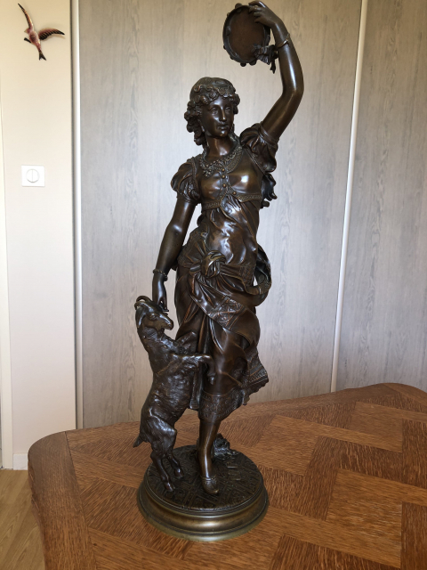 
															Statue en bronze
														