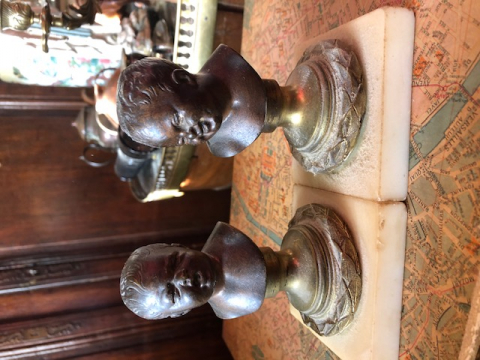 
															ensemble de deux petits bronzes
														