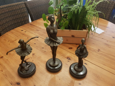 
															3 statuettes bronze de Milo
														