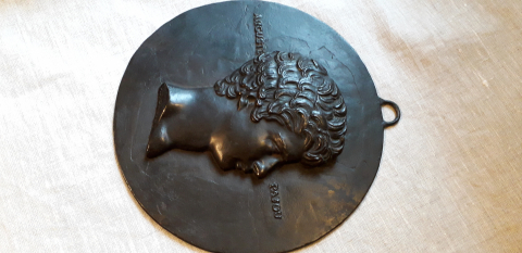 
															Médaillon de 23 cm de diamètre (bronze?) représentant la tête du sculpteur Auguste Pajou. Signé "David d'Angers"
														