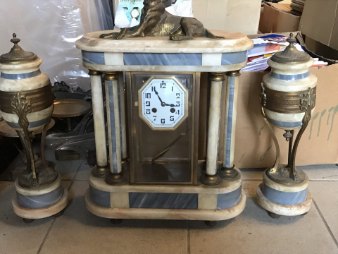 
															Horloge avec deux sculptures
														