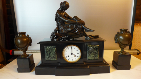 
															Horloge Sapho assise en bronze de P. Pradier
														