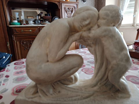 
															Statue femme et enfant signée Traverse
														
