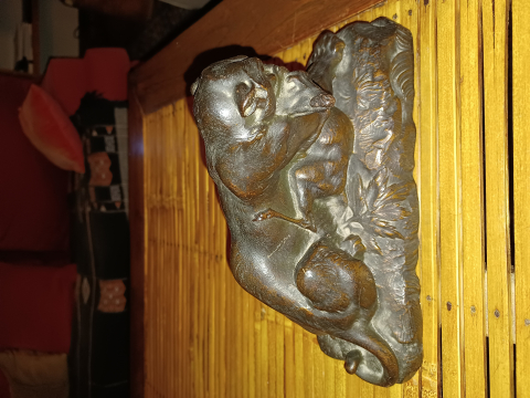 
															Lionne dévorant une gazelle
														