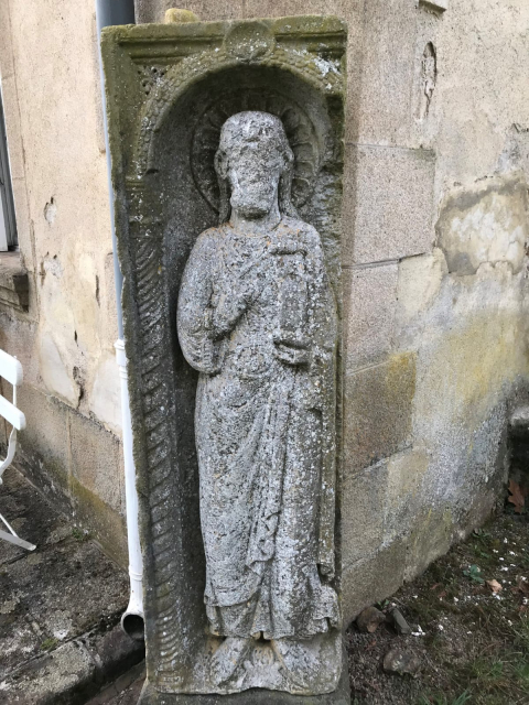 
															Statue en bas-relief représentant un apôtre du XVIe siècle.
														