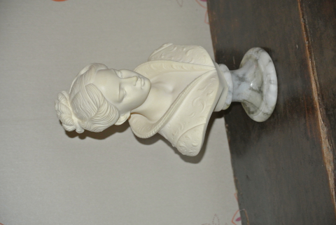 
															buste de femme sur socle signé A Giannelli
														