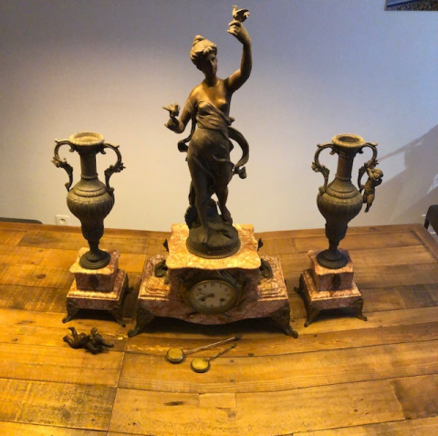 
															Garniture de cheminée Marbre rose et statue en régule signée Antoine Jean GUILLOT
														