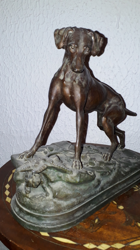 
															Chien de chasse en bronze
														