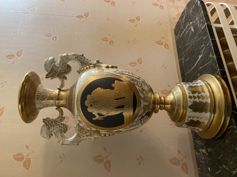 
															2 vases porcelaine or et blanc
														