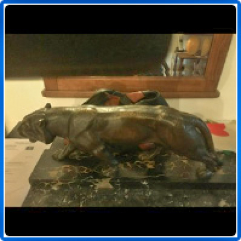 
															Lionne  en bronze signée Bargas
														