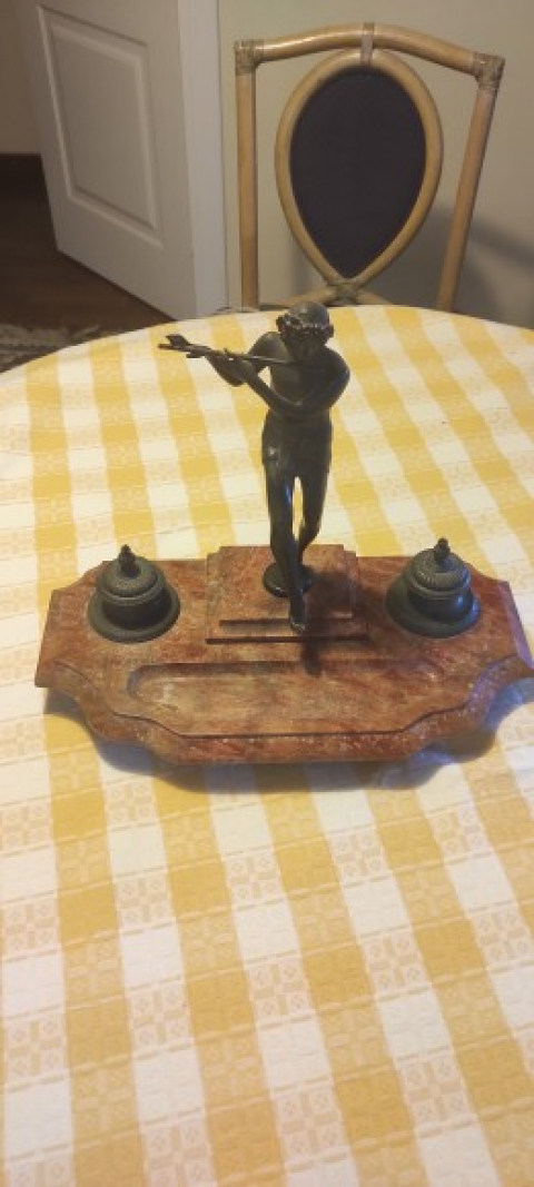 
															Encrier marbre rose et statuette de bronze
														