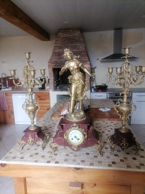 
															Garniture de cheminée signé Auguste Moreau
														