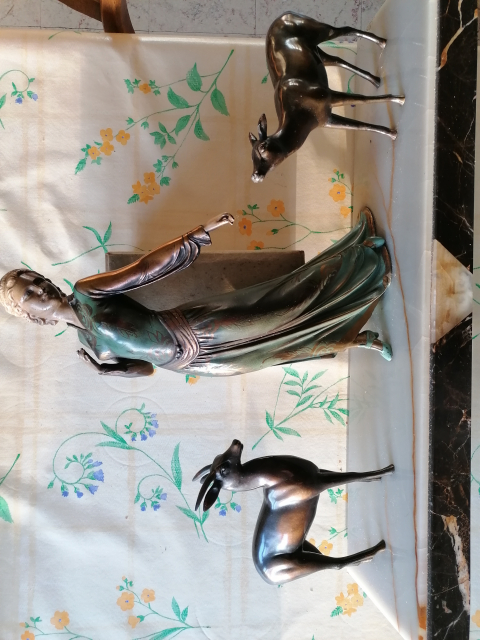 
															Élégante au deux biches
														