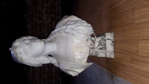 
															Buste femme en marbre blanc
														