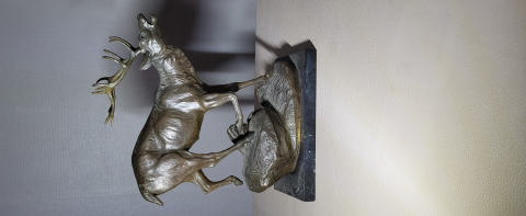 
															Cerf bronze signée p. Lecourtier
														