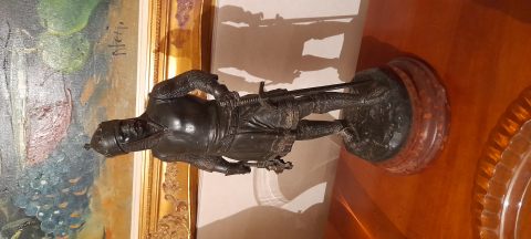 
															Statuette sur socle signé
														