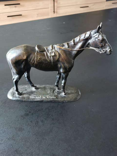 
															Cheval avant la course
														