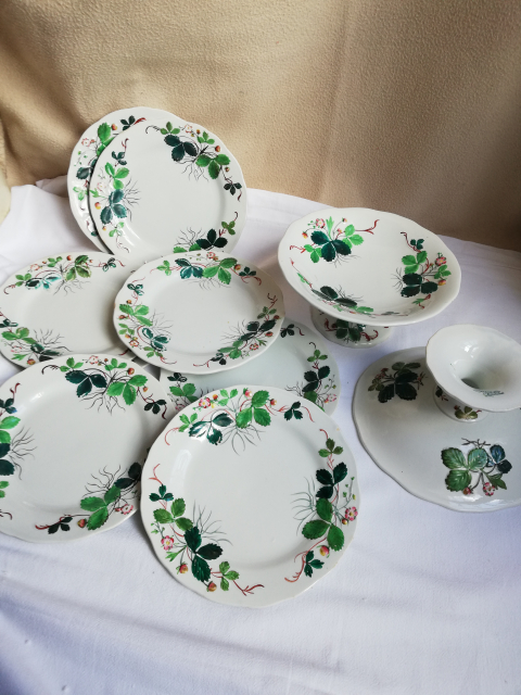 
															2 compotiers et 8 assiettes creil et monterreau
														