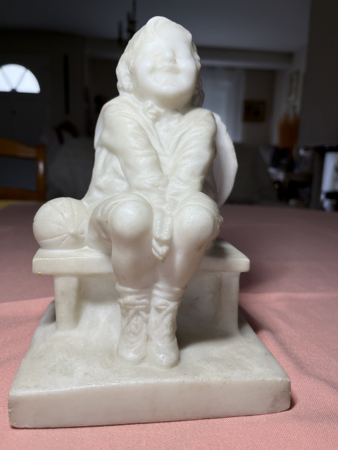 
															statue enfant sans signature
														