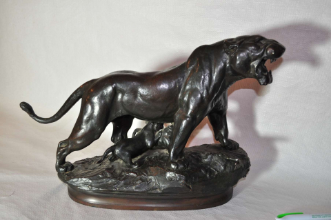 
															Lionne avec 2 petits
														