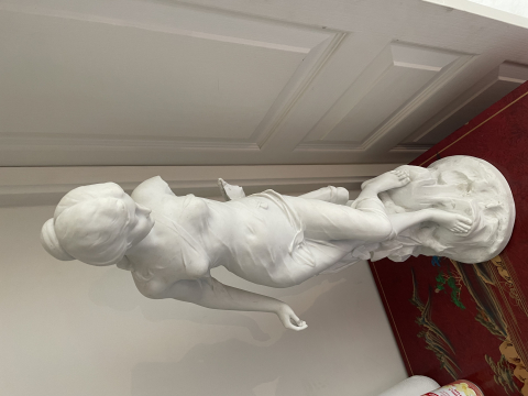 
															Statue blanche femme avec un bras coupée
														