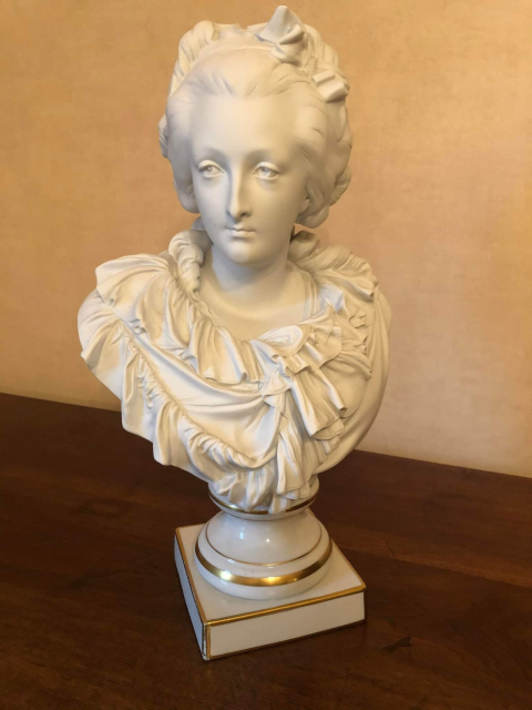 
															Buste Porcelaine Limoges A Carrier.Belleuse
														