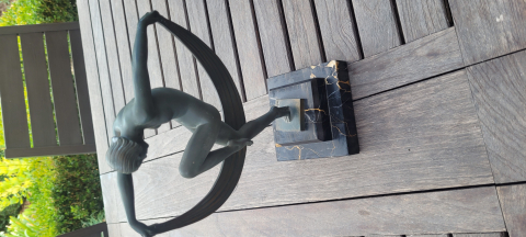 
															sculpture connue sous le nom "danseuse nue aux foulards"
														