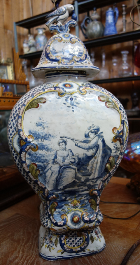 
															Vase en céramique (faënce ?)
														