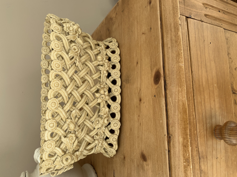 
															Importante corbeille en faïence tressée d’Uzes.
														