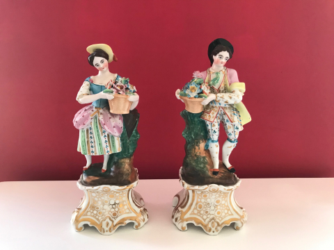 
															Couple de statuettes porcelaine
														