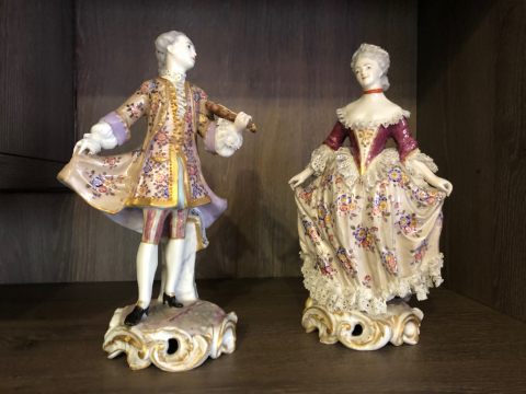 
															couple de figurines en porcelaine
														