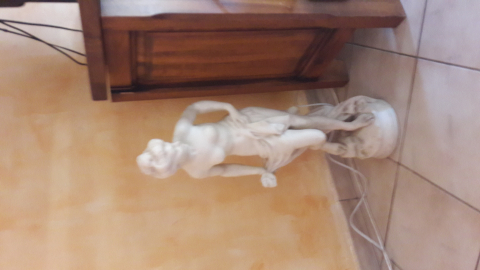 
															Statue de femme en marbre
														