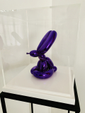 
															Jeff Koons, Balloon Rabbit (Violet) porcelaine chromée, 2019 29 x 14 x 21 cm, 999 ex.
														