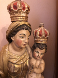 
															Vierge à l'enfant en bois polychrome doré. Fin XVIIIe - début XIXe
														