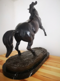 
															Cheval en bronze de T. CAMPAIOLI
														