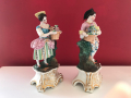 
															Couple de statuettes porcelaine
														