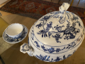 
															plats, soupière, tasses , cuillère, assiettes de Meissen, porcelaine bleue motif oignon ancienne
														