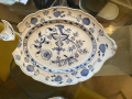 
															plats, soupière, tasses , cuillère, assiettes de Meissen, porcelaine bleue motif oignon ancienne
														