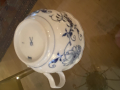 
															plats, soupière, tasses , cuillère, assiettes de Meissen, porcelaine bleue motif oignon ancienne
														