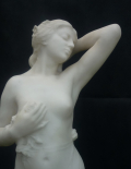 
															GRANDE SCULPTURE MARBRE JEUNE FEMME AUX ROSES
														