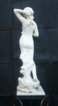 
															GRANDE SCULPTURE MARBRE JEUNE FEMME AUX ROSES
														