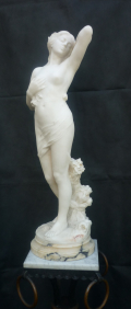 
															GRANDE SCULPTURE MARBRE JEUNE FEMME AUX ROSES
														
