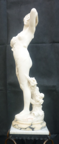 
															GRANDE SCULPTURE MARBRE JEUNE FEMME AUX ROSES
														